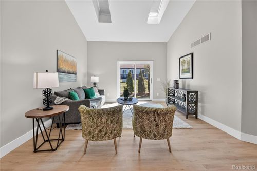 61019 Evergreen Ct, South Lyon, MI, 48178-1735 | Card Image