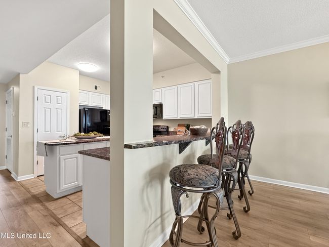 kitchen bar | Image 13