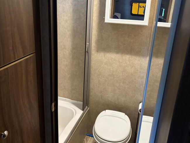 Full bath inside RV | Image 10