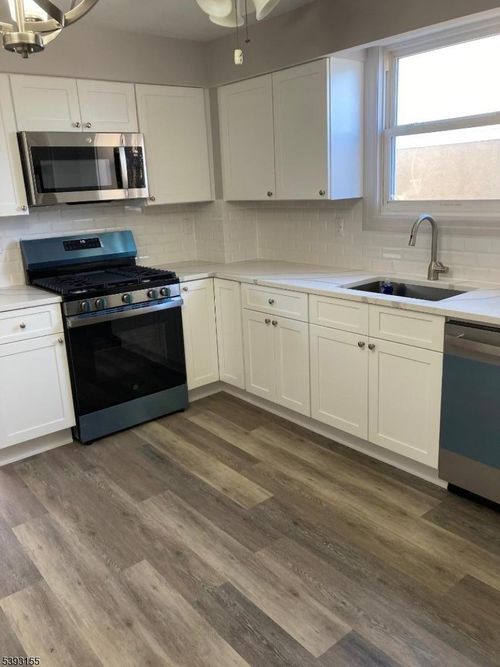 9 Enoch St, East Rutherford, NJ, 07073-1412 | Card Image