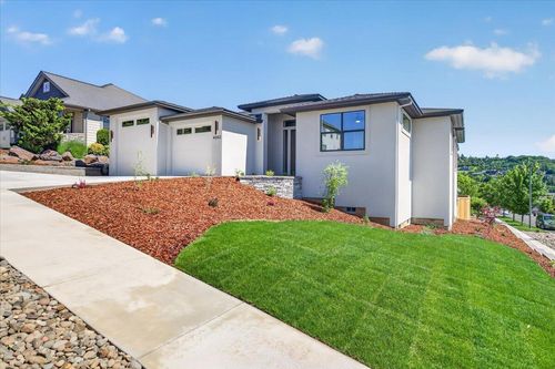 4302 Vista Pointe Dr, Medford, OR, 97504-9452 | Card Image
