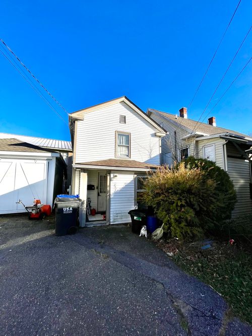 8 Oak St, Winsted, CT, 06098-1716 | Card Image