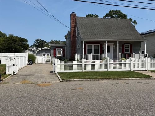 300 Beachview St, Copiague, NY, 11726-3313 | Card Image