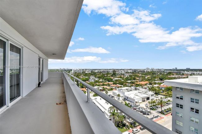 PHH - 9225 Collins Ave, Condo with 3 bedrooms, 3 bathrooms and null parking in Surfside FL | Image 20