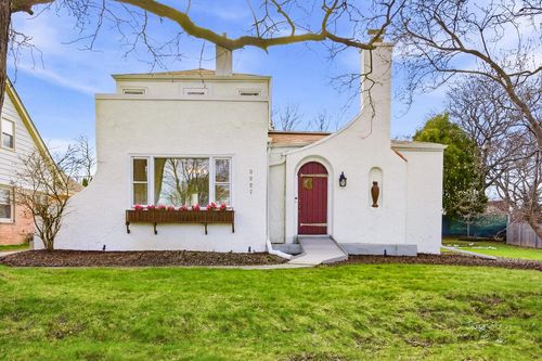 3227 N 104th St, Wauwatosa, WI, 53222-3323 | Card Image