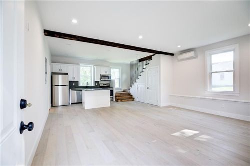 556 East Main Road Road, Middletown, RI, 02842 | Card Image