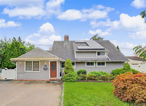 210 Spindle Rd, Hicksville, NY, 11801-6243 | Card Image