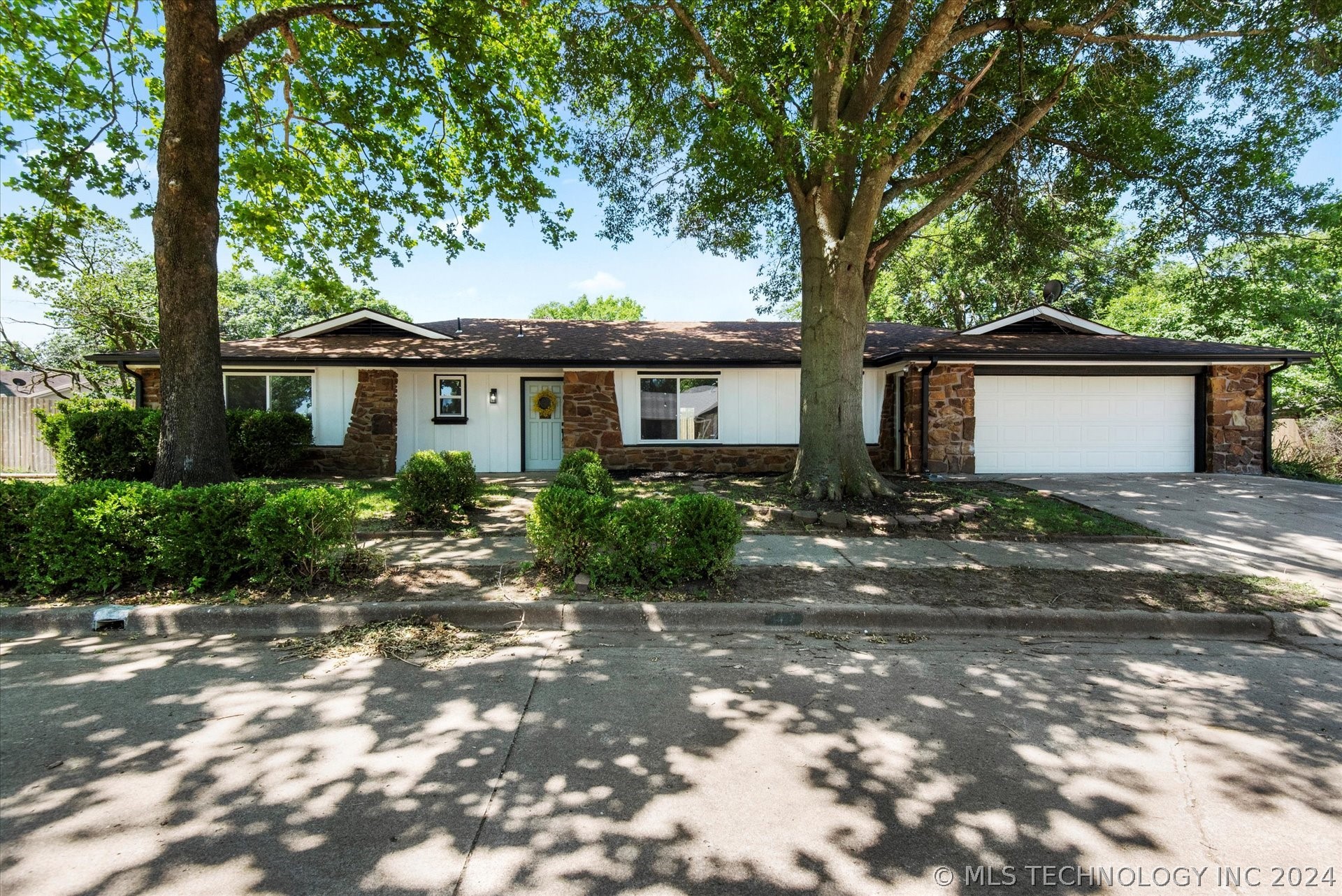 Meadowcrest Ct, Bartlesville, OK 74006