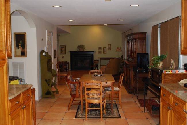 Eat-in-kitchen area | Image 13