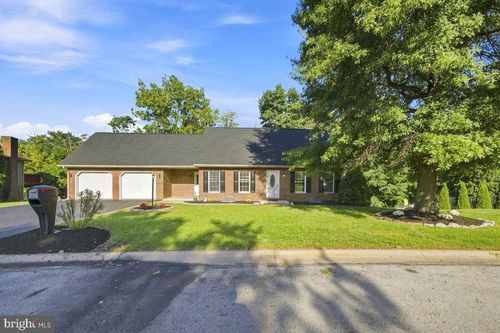 933 Redwood Ln, LEBANON, PA, 17046-2053 | Card Image