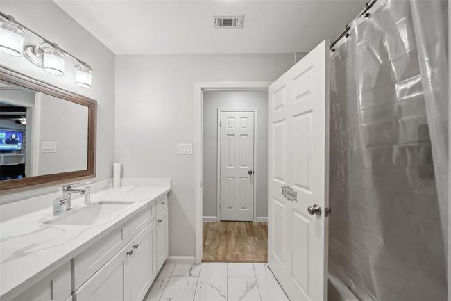 MAIN BATH UPDATED WITH QUARTZITE COUNTER TOPS, UPGRADED LIGHTING | Image 21