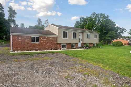 9296 Hilton Rd, Brighton, MI, 48114-4905 | Card Image