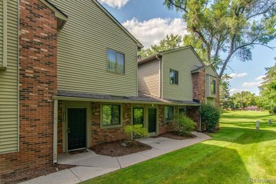 21980 Indian Creek Drive, Condo with 2 bedrooms, 2 bathrooms and null parking in Farmington Hills MI | Image 1