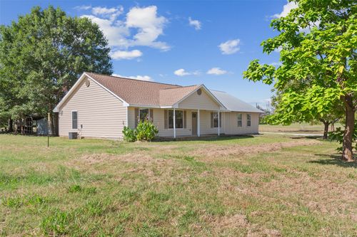 1833 W White Oak Rd, West, TX, 76691-2622 | Card Image