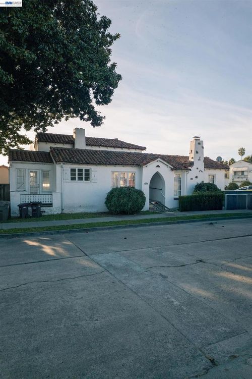 5685 Carberry Ave, Oakland, CA, 94609-1727 | Card Image