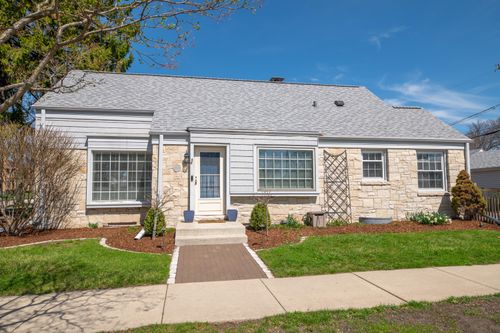 8528 W Meinecke Ave, Wauwatosa, WI, 53226-1934 | Card Image