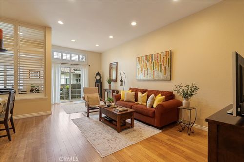 6 Brownfield Ln, Pomona, CA, 91766-6735 | Card Image