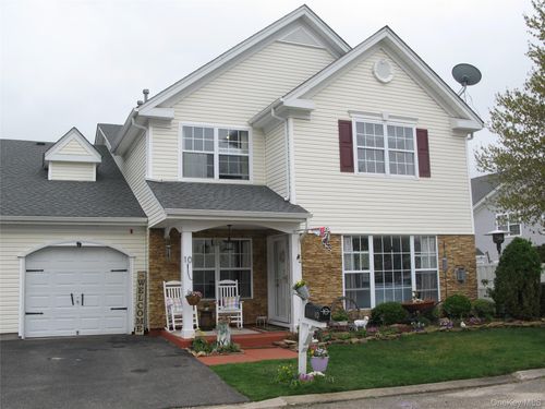 10 Tracie Ln, Middle Island, NY, 11953-3017 | Card Image