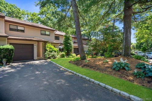 97 Northgate Cir, Huntingtn Sta, NY, 11747-3043 | Card Image