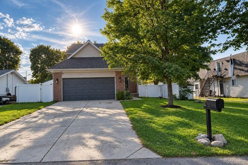61 Narrin St, Ortonville, MI, 48462-8711 | Card Image