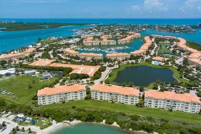 303 - 33 Harbour Isle Drive W, Condo with 2 bedrooms, 2 bathrooms and null parking in Fort Pierce FL | Image 3