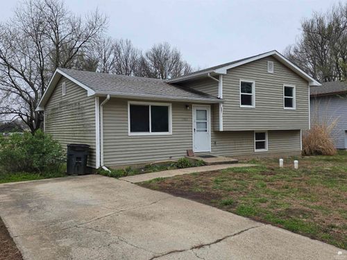 1702 Lilac Ln, Wamego, KS, 66547-1276 | Card Image