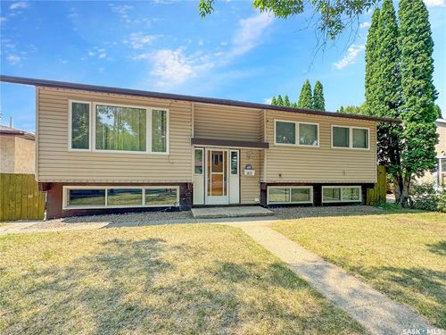 1831 102nd Street, House with 5 bedrooms, 2 bathrooms and 1 parking in North Battleford SK | Card Image