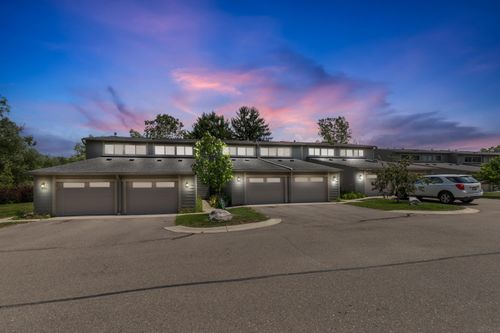 690 Peninsula Ct, Ann Arbor, MI, 48105-2506 | Card Image