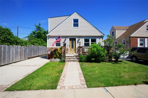 50 Albertson Place, North Hempstead, NY, 11501 | Card Image