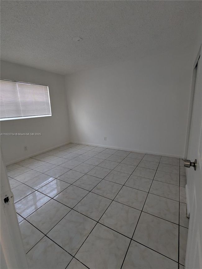APT-101 - 31 Se 2 Nd Ave, Condo with 2 bedrooms, 1 bathrooms and null parking in Hallandale Beach FL | Image 10