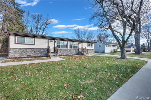 8365 21 Mile Rd, Shelby Twp, MI, 48317-3403 | Card Image