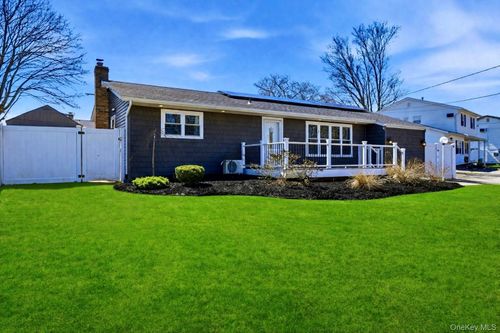 26 Patrician St, Holbrook, NY, 11741-4716 | Card Image