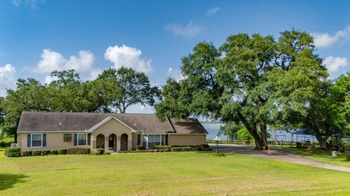 111 S 8th St, Highlands, TX, 77562-3655 | Card Image