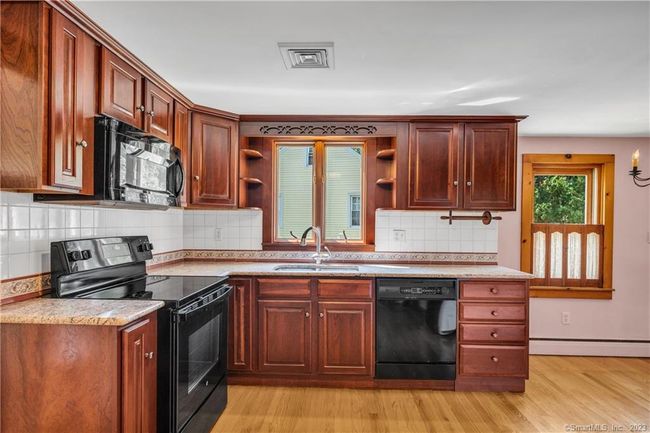 There is space for a good sized kitchen table to the right of the counter. | Image 9