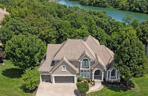 8190 Shoreline Dr, Parkville, MO, 64152-6221 | Card Image