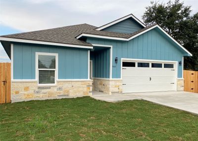 982 S Navarro Street, House other with 4 bedrooms, 2 bathrooms and 4 parking in Giddings TX | Image 2