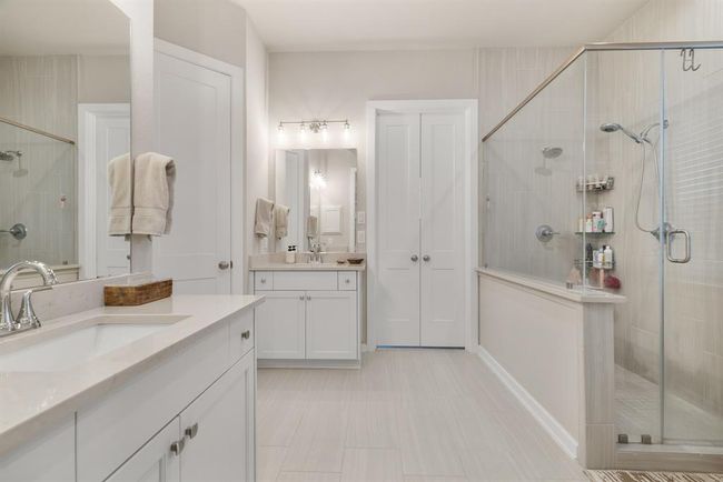 Floor to ceiling tile in shower. Nice and bright! | Image 20