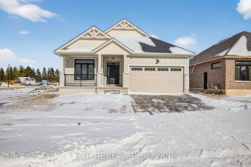 4 Sullivan St, Grand Bend, ON, N0M1T0 | Card Image