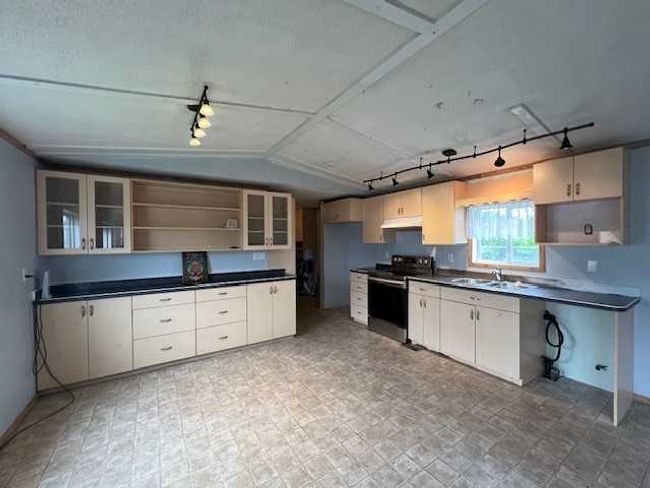 10205 112 Ave, House detached with 3 bedrooms, 2 bathrooms and 2 parking in High Level AB | Image 13