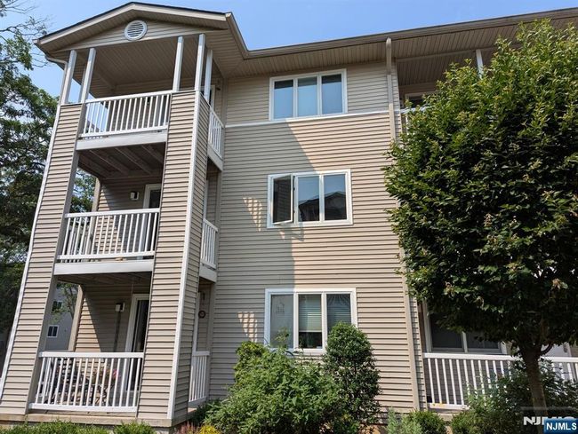 230 Orchard Park, House attached with 2 bedrooms, 2 bathrooms and null parking in Allendale NJ | Image 13