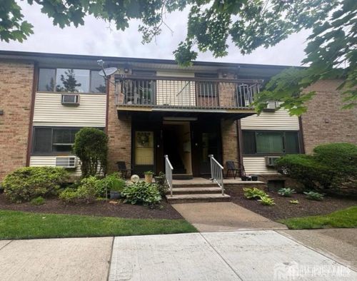 320 Cricket Ln, Woodbridge, NJ, 07095-1518 | Card Image