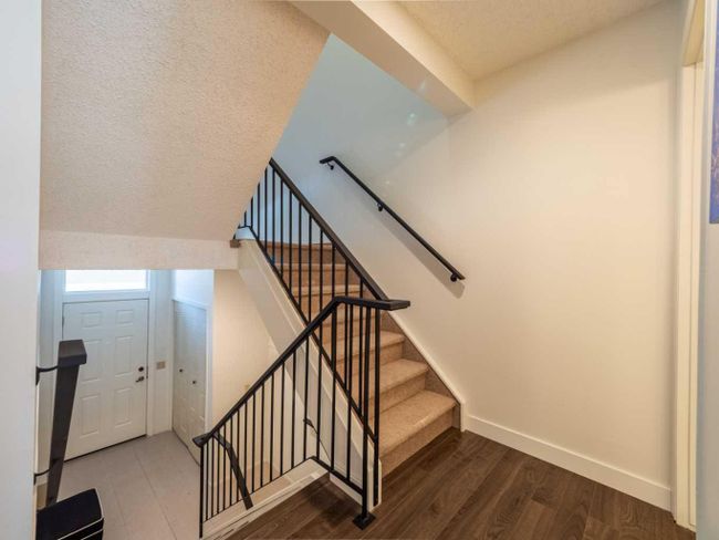 393 Point Mckay Gardens Nw, Home with 3 bedrooms, 2 bathrooms and 2 parking in Calgary AB | Image 5