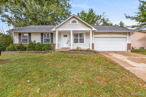 37 Royal Oaks Dr, O Fallon, MO, 63366-1025 | Card Image