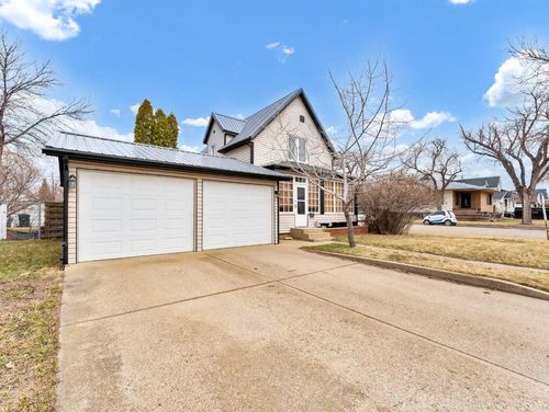 102 4 St Sw, Medicine Hat, AB, T1A4E3 | Card Image