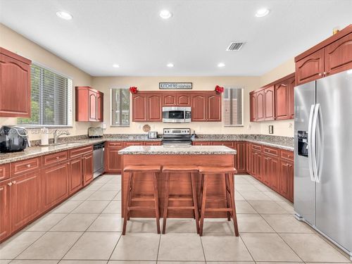 912 Nw 204th St, Miami Gardens, FL, 33169-2458 | Card Image