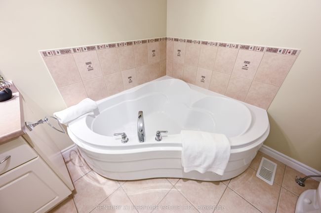 2 - 10 Zimmerman Dr, Condo with 3 bedrooms, 3 bathrooms and 1 parking in Caledon ON | Image 17