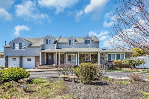 8 Hewitt Dr, Northport, NY, 11768-1255 | Card Image