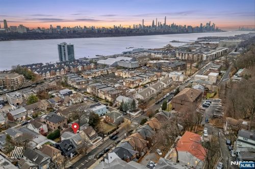 331 Undercliff Ave, Edgewater, NJ, 07020-1216 | Card Image