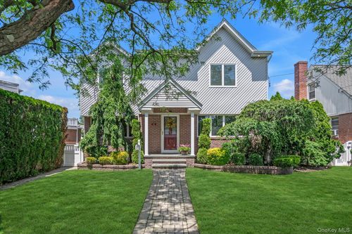 121 Strattford Rd, New Hyde Park, NY, 11040-3535 | Card Image
