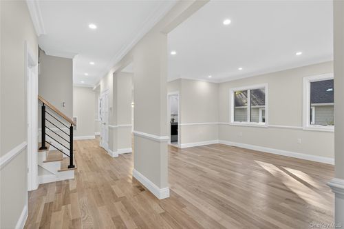 80 Clapham Ave, Manhasset, NY, 11030-3137 | Card Image